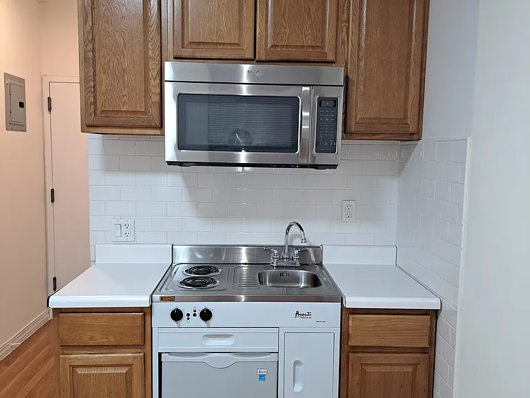 216 W 100th St #712 — Photo 3