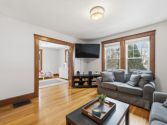5th image of 233 Lowell St APT 1