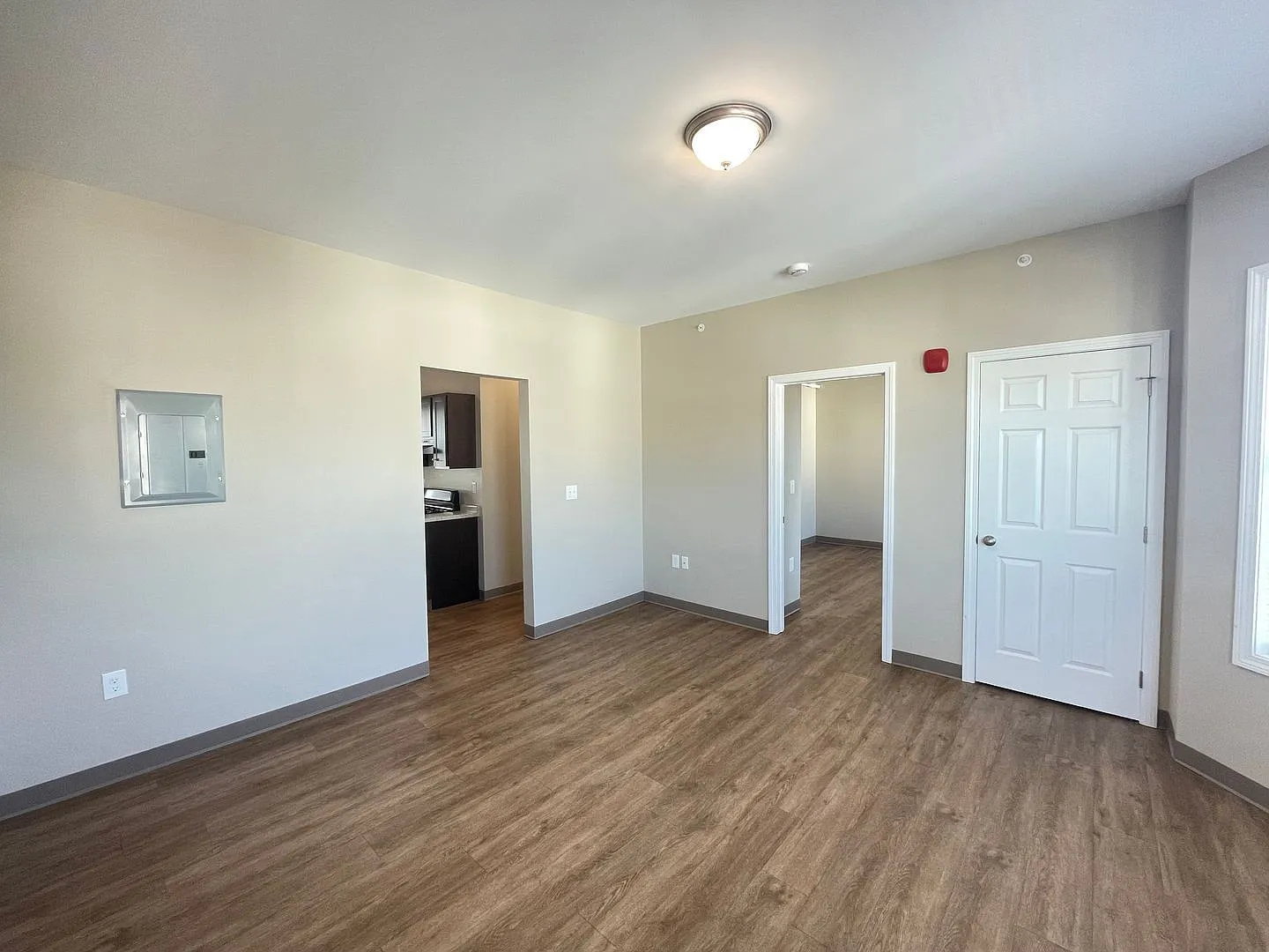 2 bed, 1.0 bath, 844 sqft, $1,595 — Photo 4