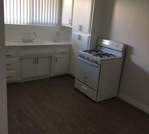 4th image of 6624 Woodman Ave #2