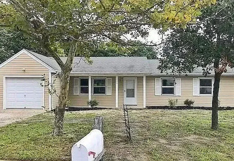 135 Bay Shore Dr — Photo 1