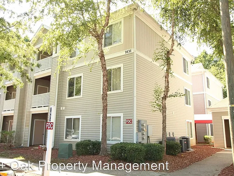 1431 Collegiate Cir #204 — Photo 8