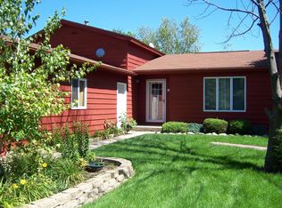 214 Canterbury Dr, McHenry, IL 60050