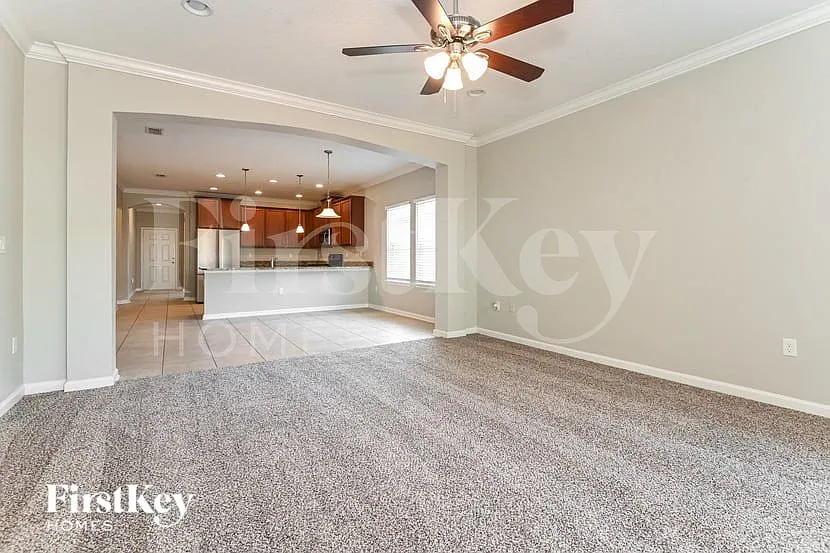 3 bed, 2.0 bath, 2010 sqft, $2,415 — Photo 4