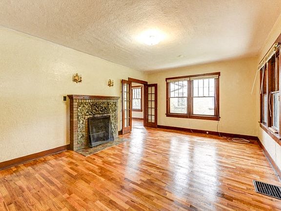 928 9th Street Up Living Room