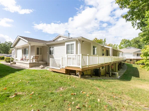 9414 Timber Ridge Dr, Grand Blanc, MI 48439