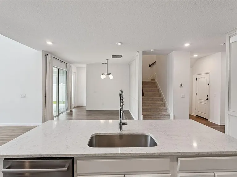 756 Steerview St — Photo 5