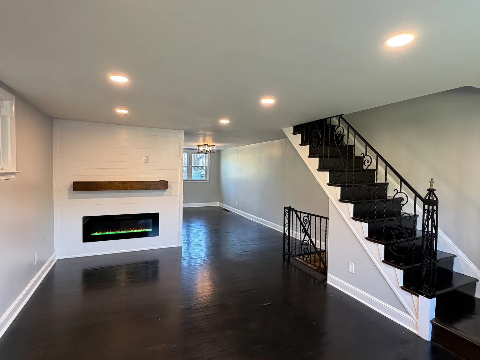 3 bed, 1.5 bath, 1152 sqft, $2,300 — Photo 2