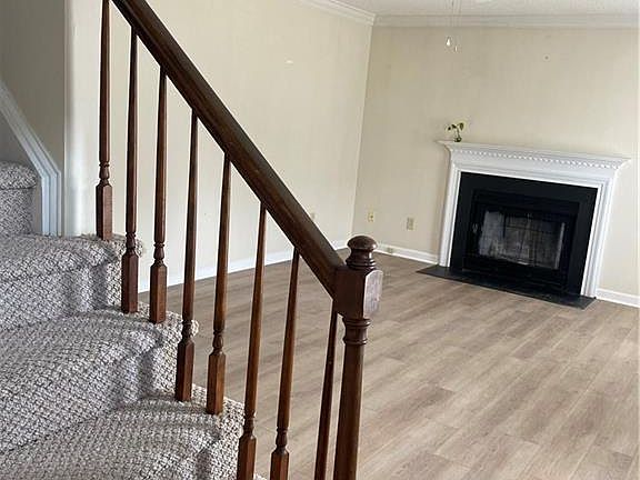 4th image of 327 Brookside Ct