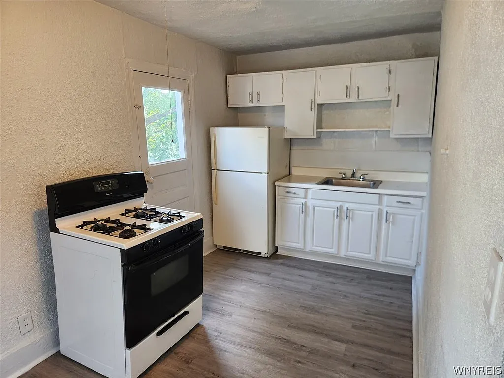 2 bed, 1.0 bath, 2044 sqft, $1,200 — Photo 2