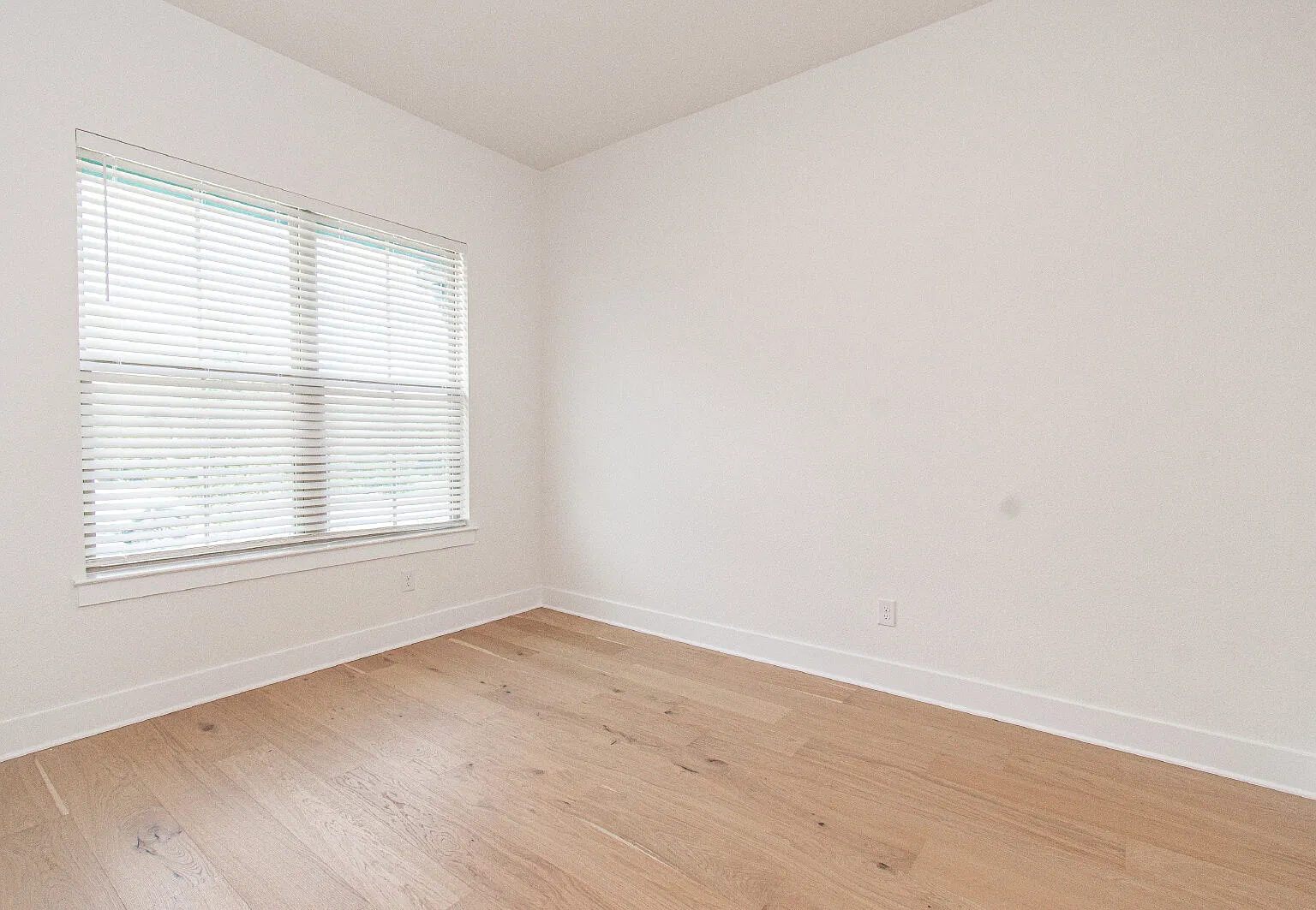 3 bed, 2.5 bath, 1933 sqft, $2,650 — Photo 3