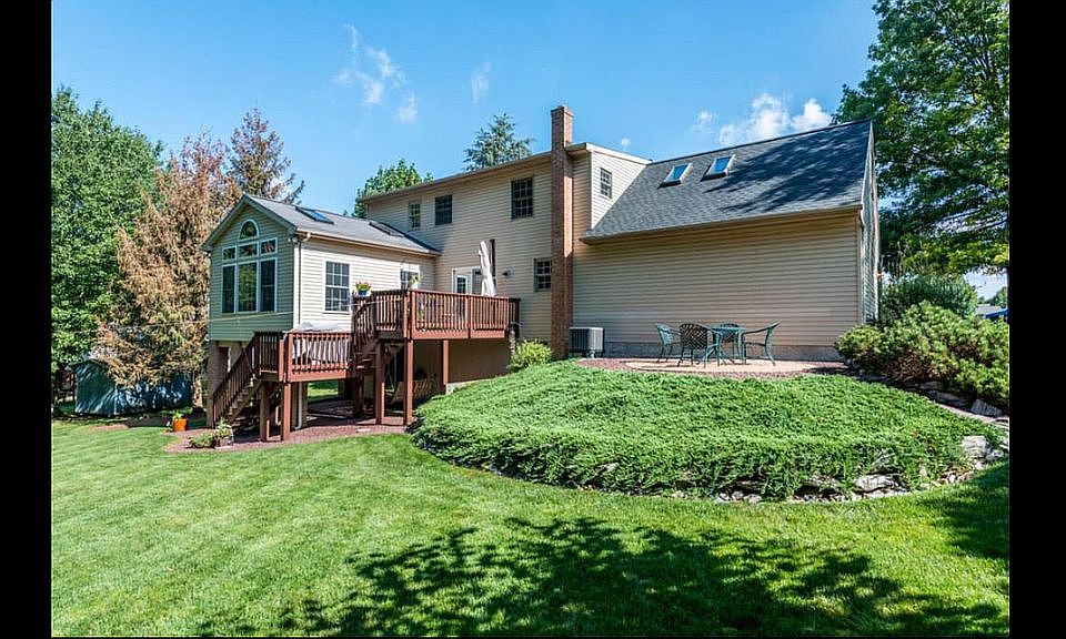 2nd image of 110 Woodcrest Dr