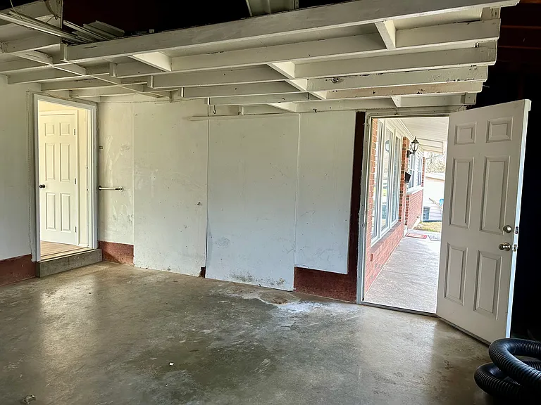 Garage Has 2 People Door Exits