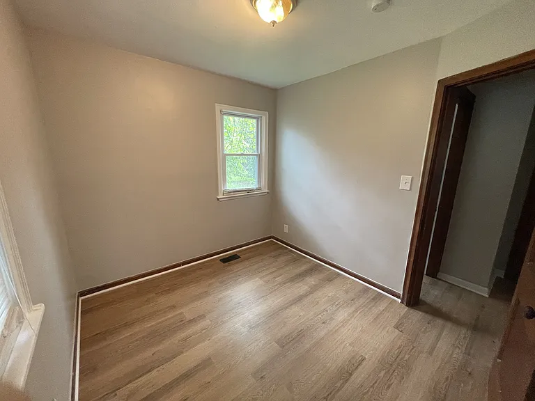 2392 Joyce Ave — Photo 2
