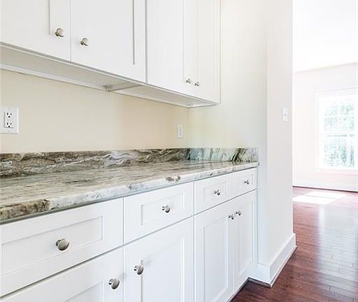 4th image of 2952 Pineview Dr