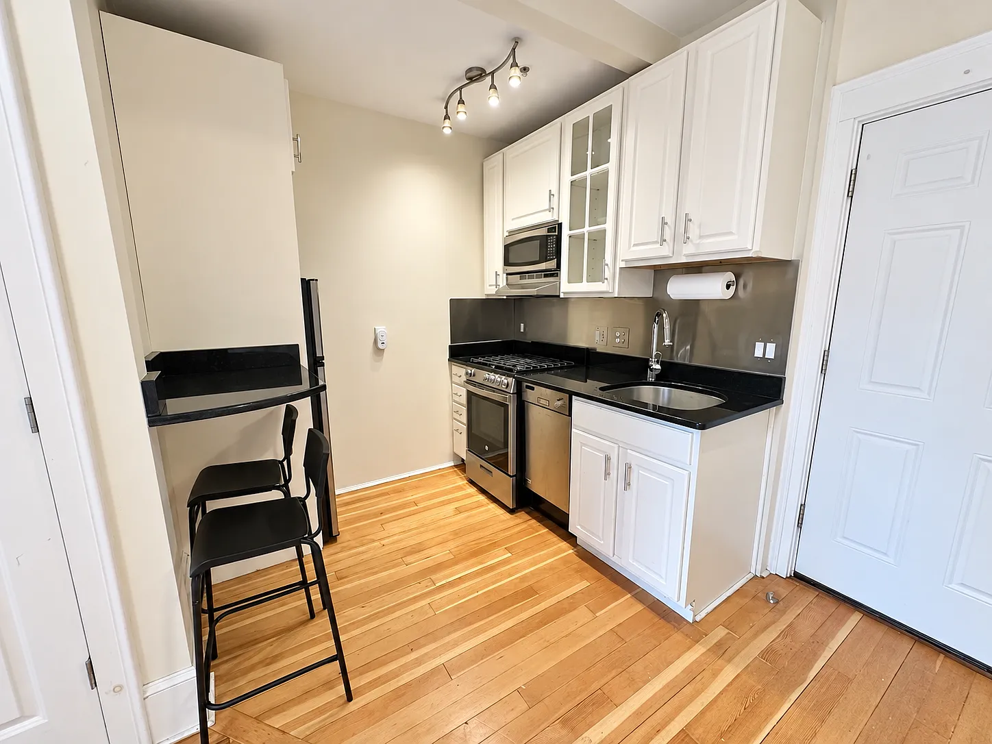 1 bed, 373 sqft, $2,395 — Photo 3