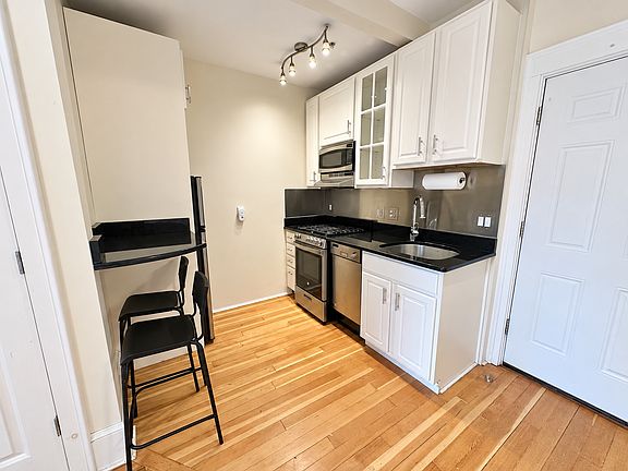 3rd image of 75 Burbank St APT 203