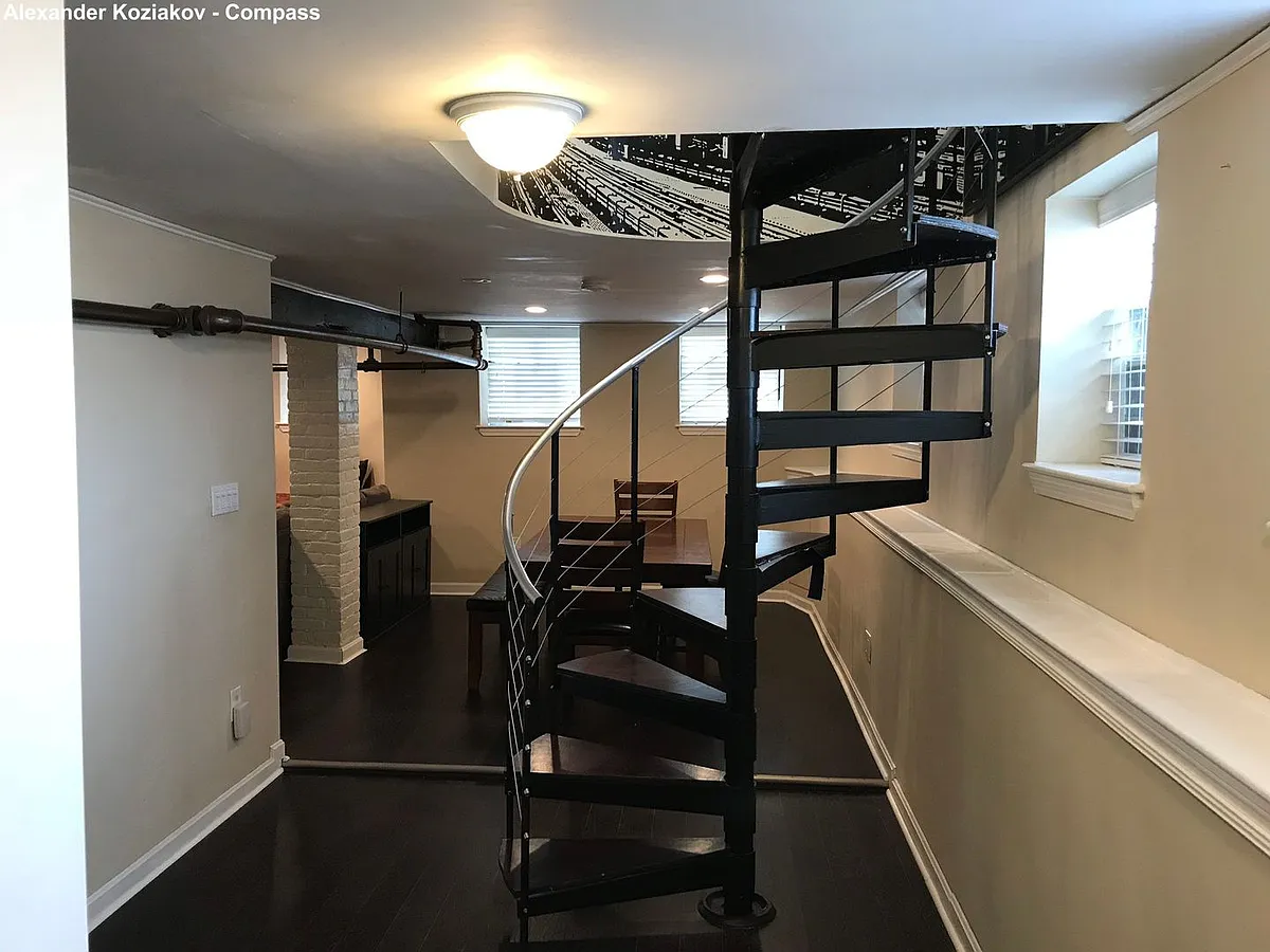 Building Photo - 15 Royal St #1