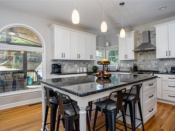 3rd image of 3305 Bluff Oak Ct