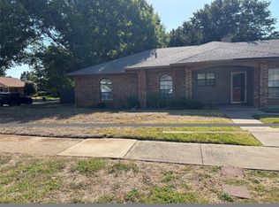 818 Midcreek Dr, Euless, TX 76039