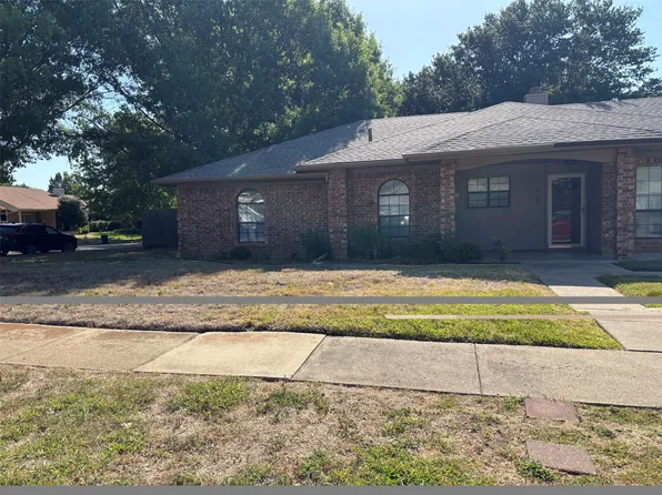 818 Midcreek Dr, Euless, TX 76039