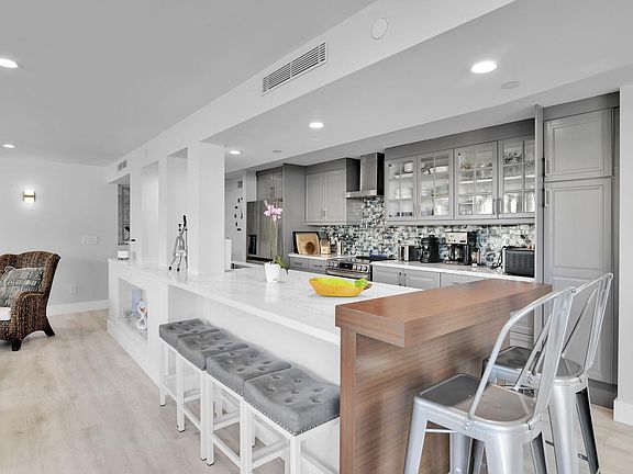 2nd image of 859 Jeffery St #202