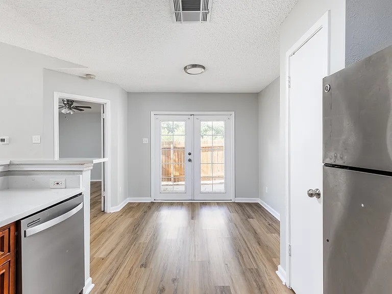 1803 Heatherglen Ln — Photo 9