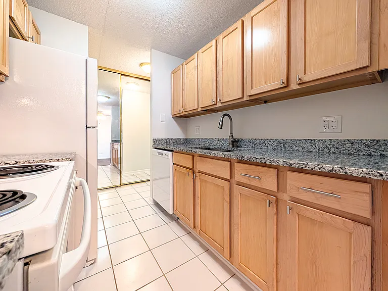 1043 S York Rd #406 — Photo 3