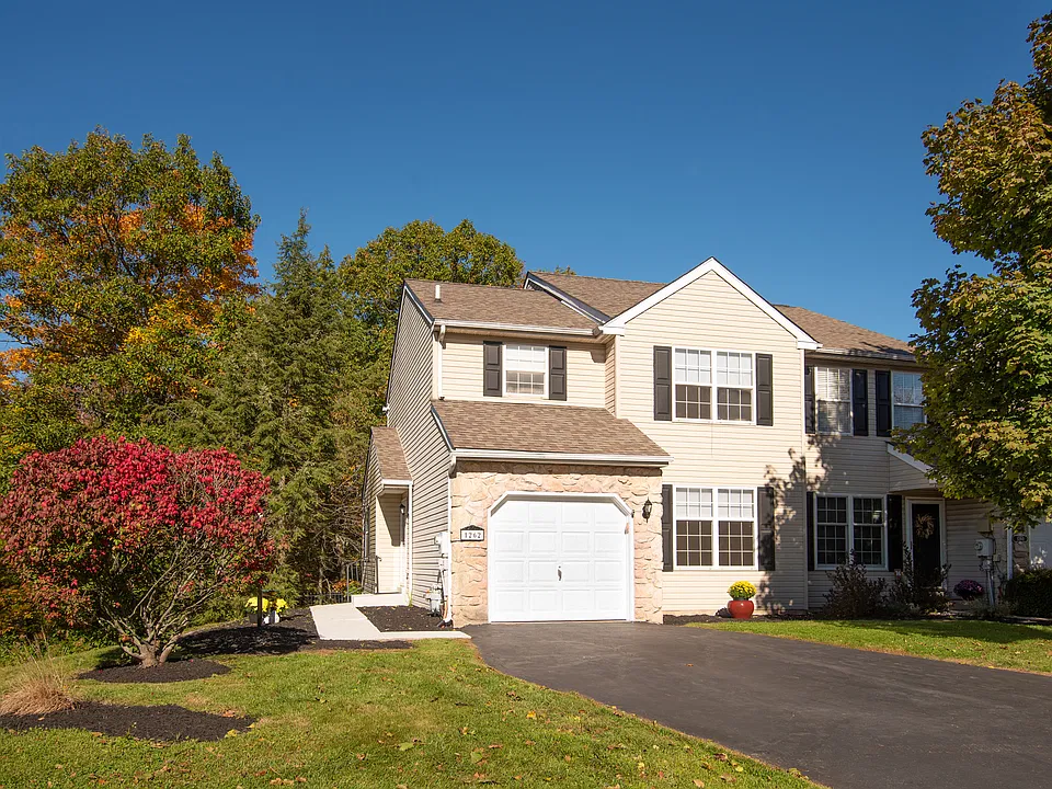 1262 Oxford Cir