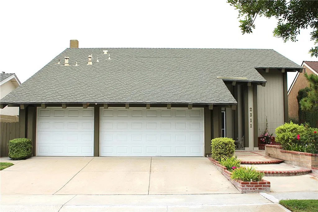 4 bed, 2344 sqft, $5,200 — Photo 1