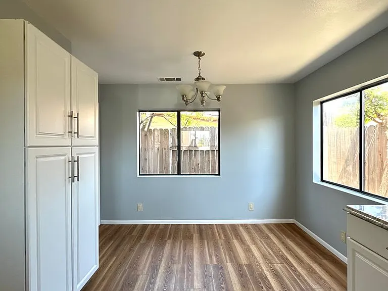 1009 E Haley St — Photo 12