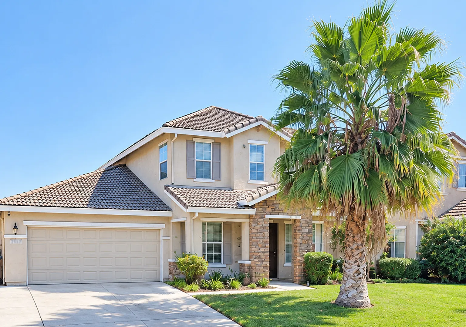 Bright & Spacious 5-Bedroom and 3.5 Bathroom Home in Fresno! — Photo 1