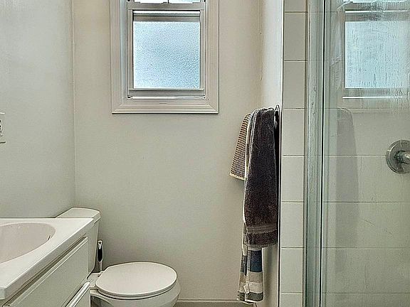 5th image of 105 Jewel St #1F