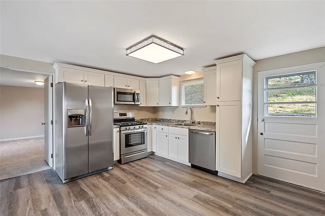 3 bed, 1062 sqft, $2,000 — Photo 2