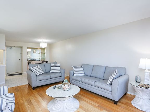 5th image of 320 Seaview Ct #2