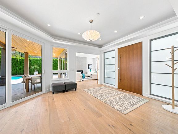 5th image of 376 Saint James Cres