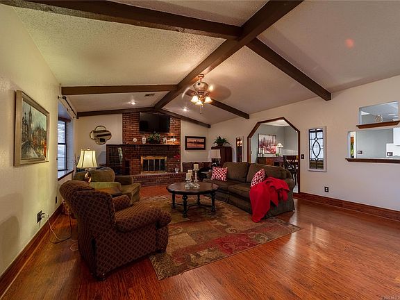 3rd image of 2100 Mockingbird Ln