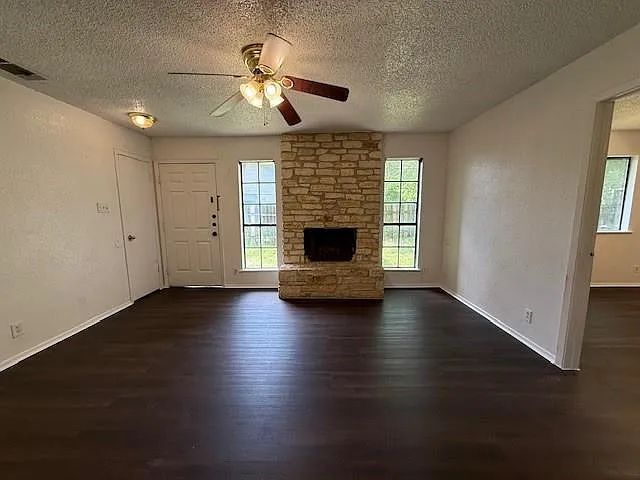 3 bed, 2.0 bath, 968 sqft, $1,395 — Photo 2