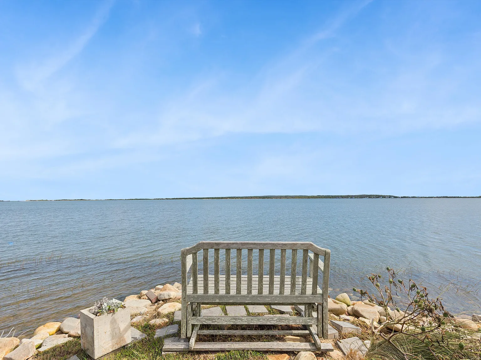 Waterfront Cottage In Lazy Point — Photo 2