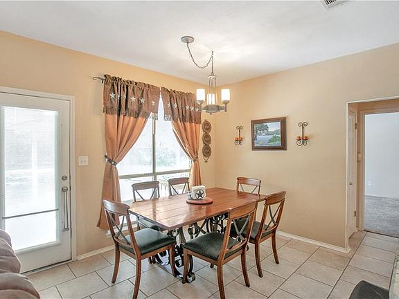 5th image of 303 Meadow Woods Dr