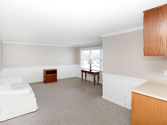 4th image of 100 Castlewood Dr