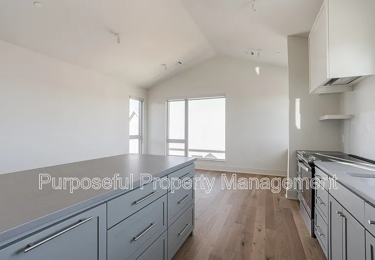 934 Hangar Dr #9 — Photo 14