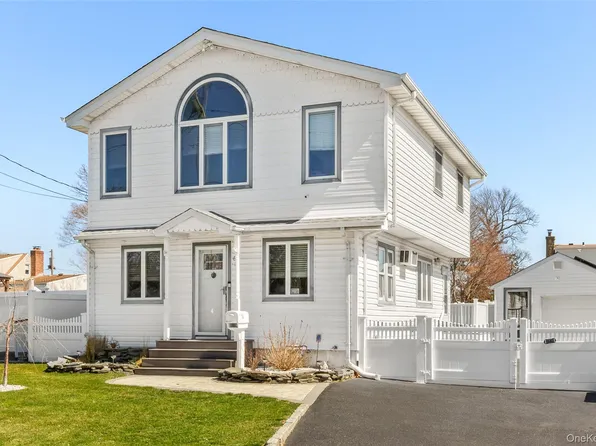 686 Adams Avenue, Lindenhurst, NY 11757