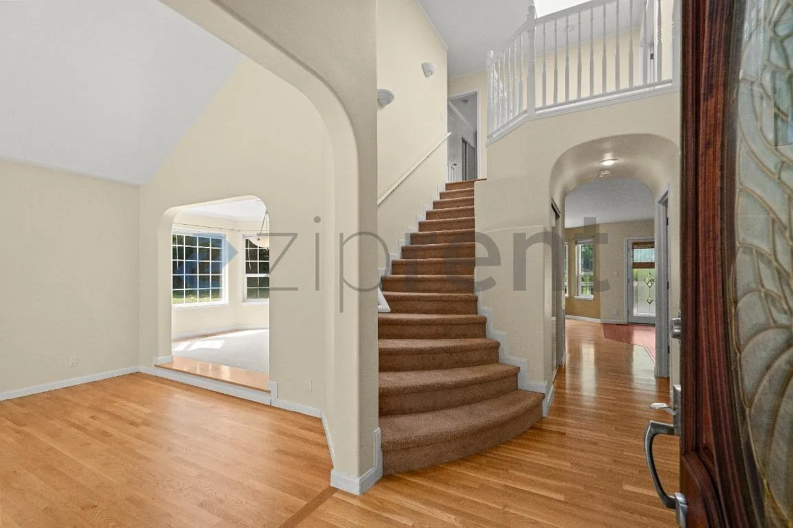 5 bed, 2.5 bath, 2520 sqft, $4,590 — Photo 4
