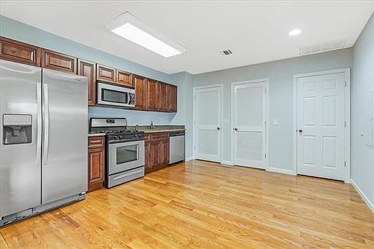 4th image of 135 38th St APT 602