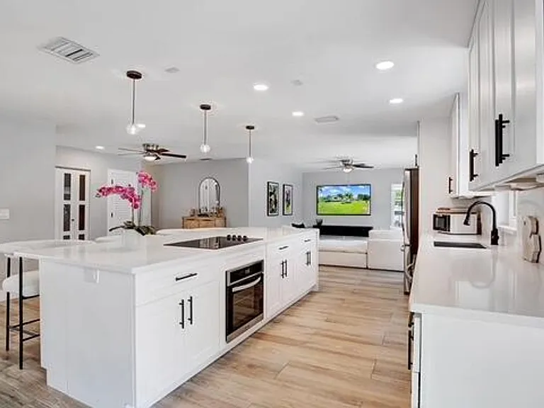 722 SW 28th Ave — Photo 5
