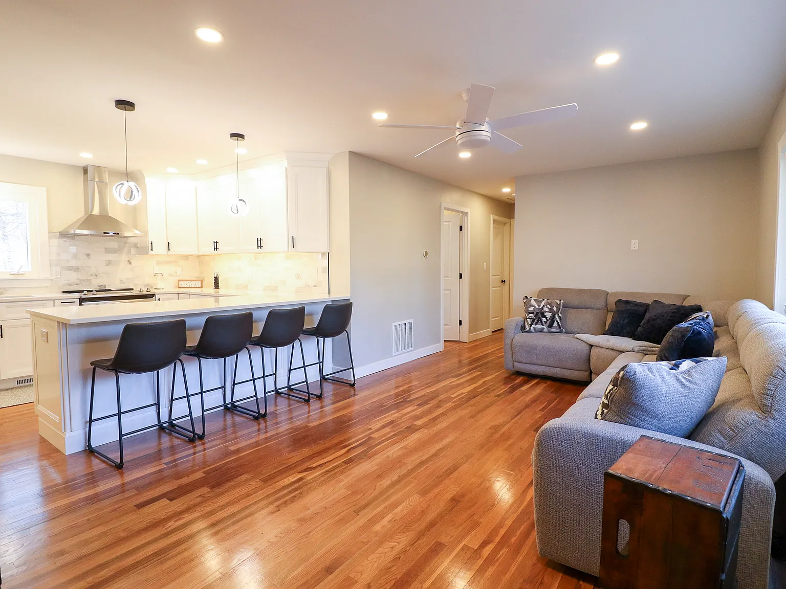 3 bed, 1024 sqft, $2,995 — Photo 3