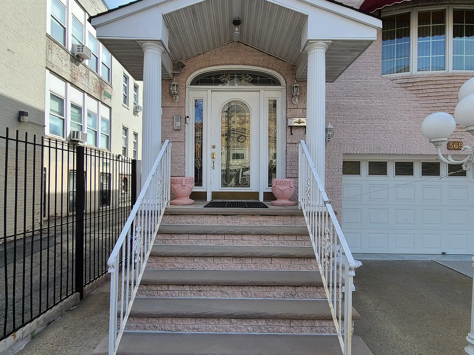 2 bed, 900 sqft, $1,350 — Photo 2