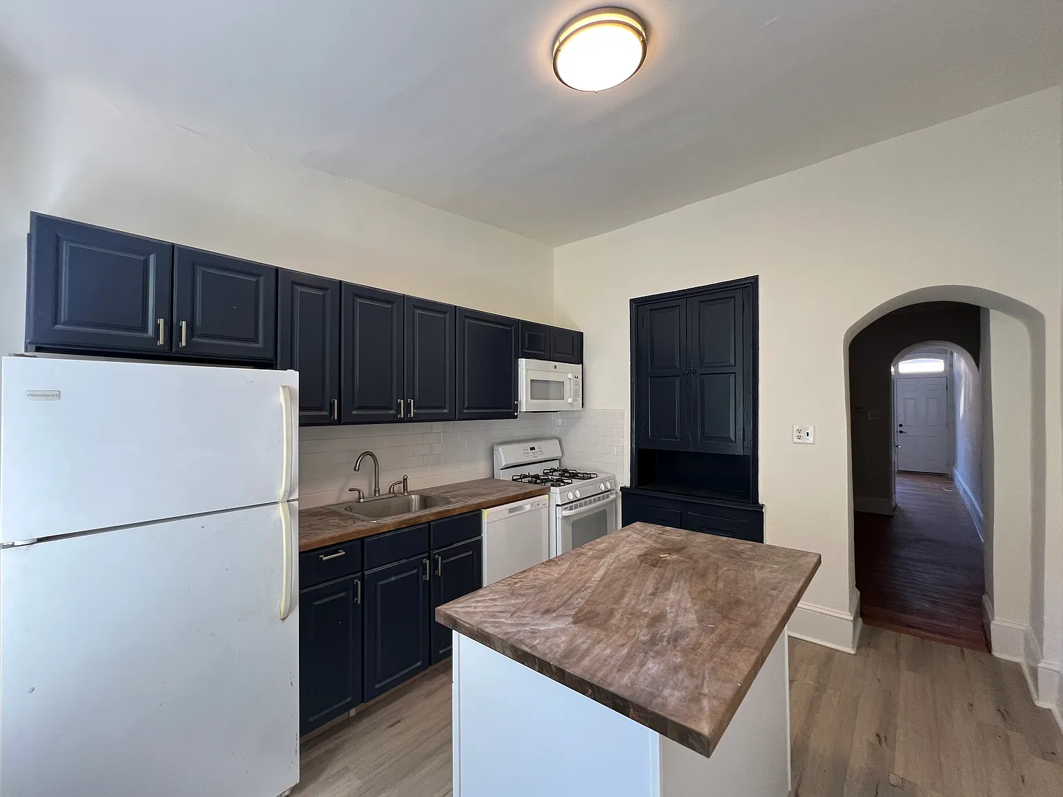 2 bed, 1072 sqft, $2,095 — Photo 3