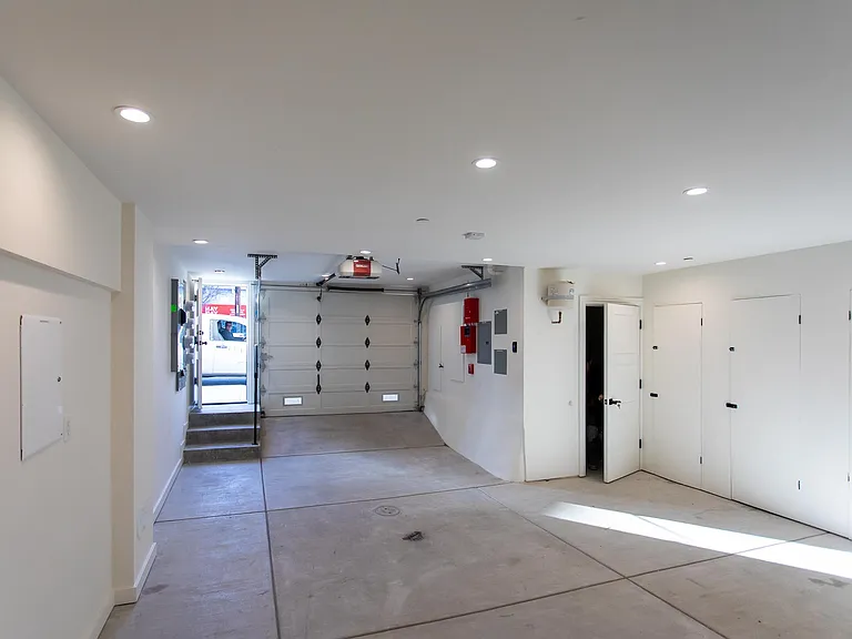 861 S Van Ness Ave — Photo 27